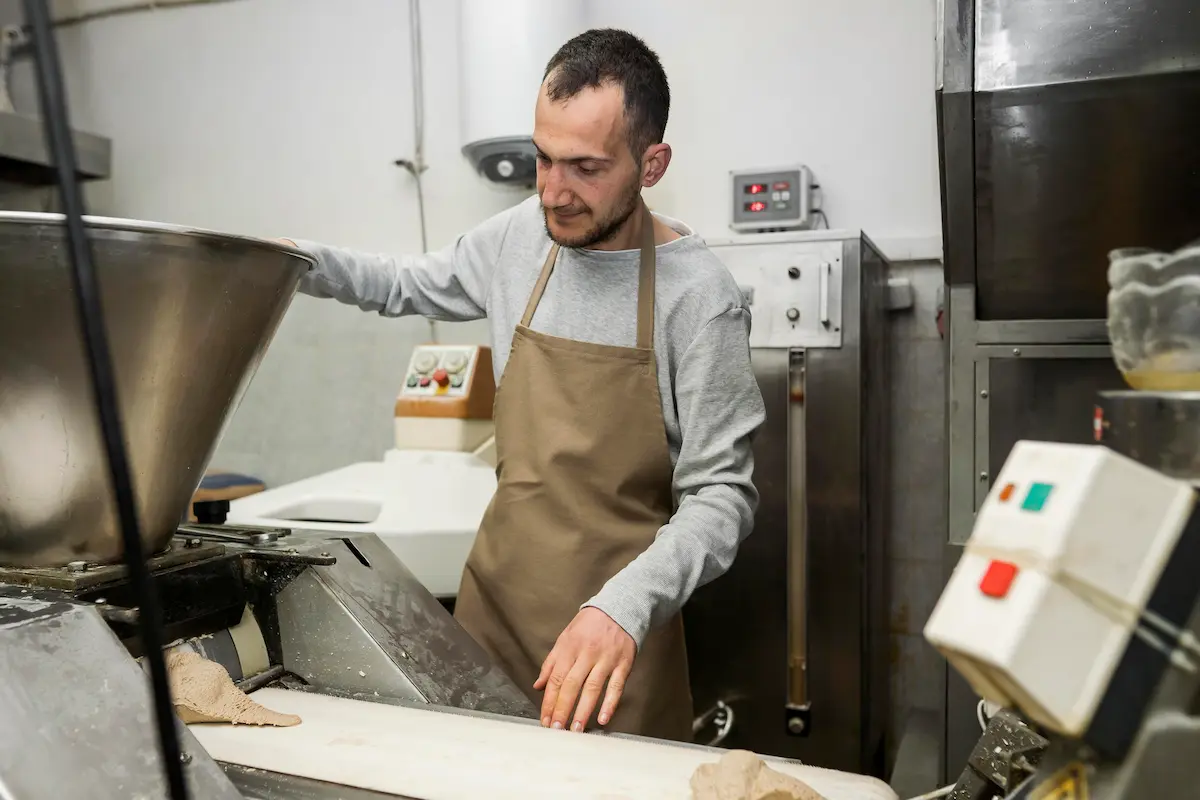 boulanger utilisant un laminoir professionnel